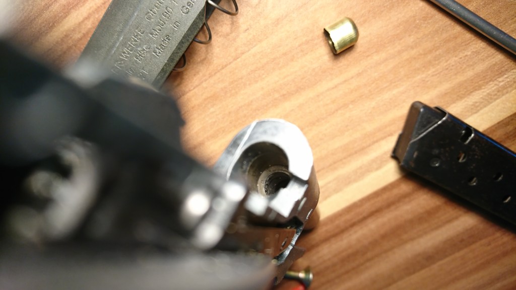 Tub extras (in fundal), camera goala